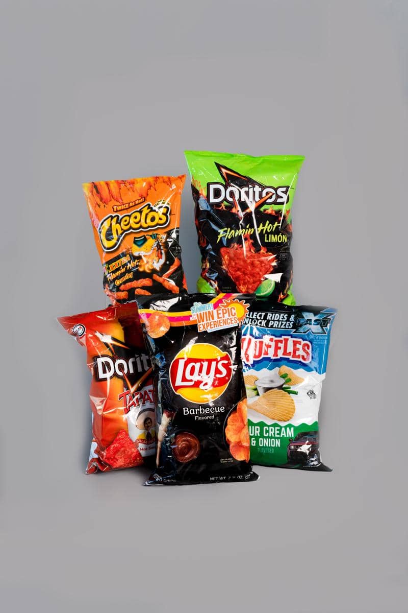 Aneka camilan kemasan seperti keripik kentang dan makanan ringan siap jual.