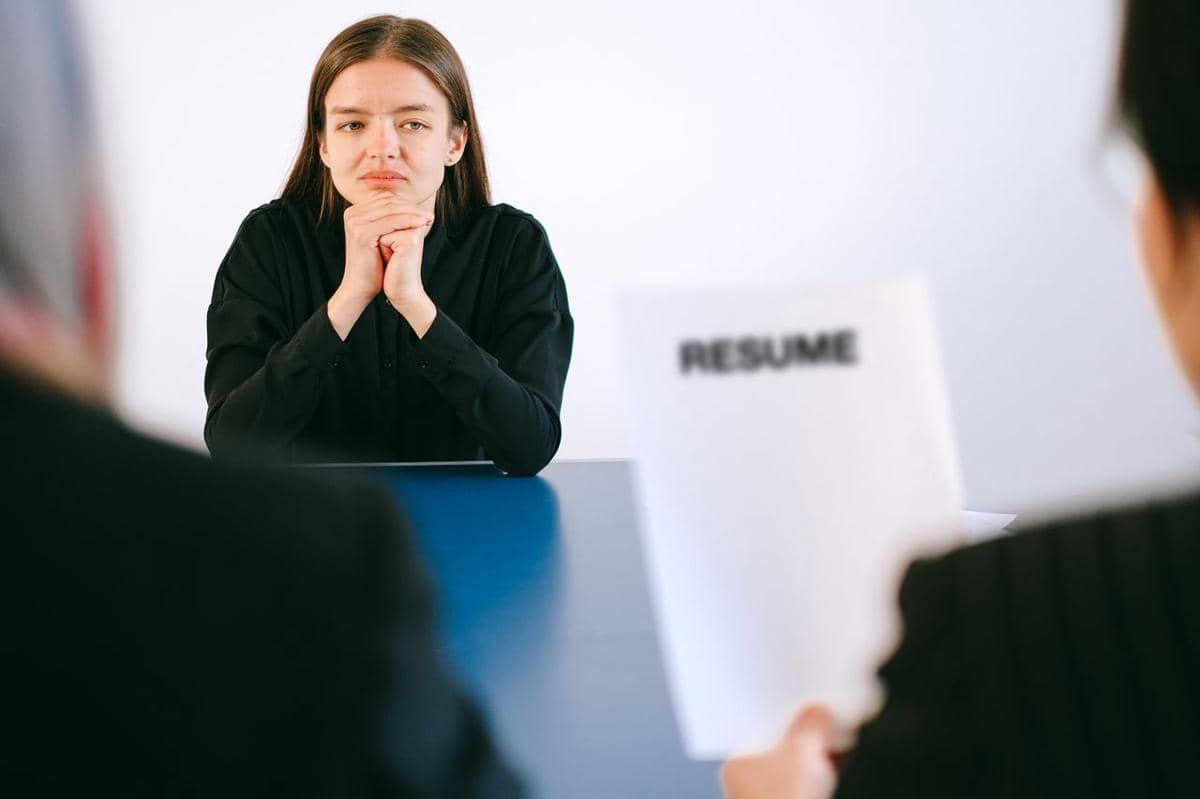 ilustrasi wanita sedang interview kerja