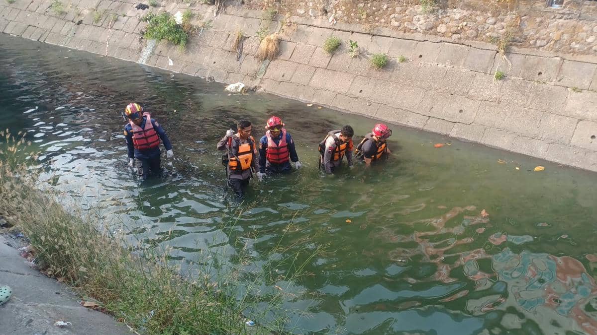 Tim SAR melaksanakan operasi pencarian terhadap anak perempuan yang diduga hilang karena tenggelam di kanal Sinrijala, Makassar, Minggu (19/10/2026). Dok. istimewa