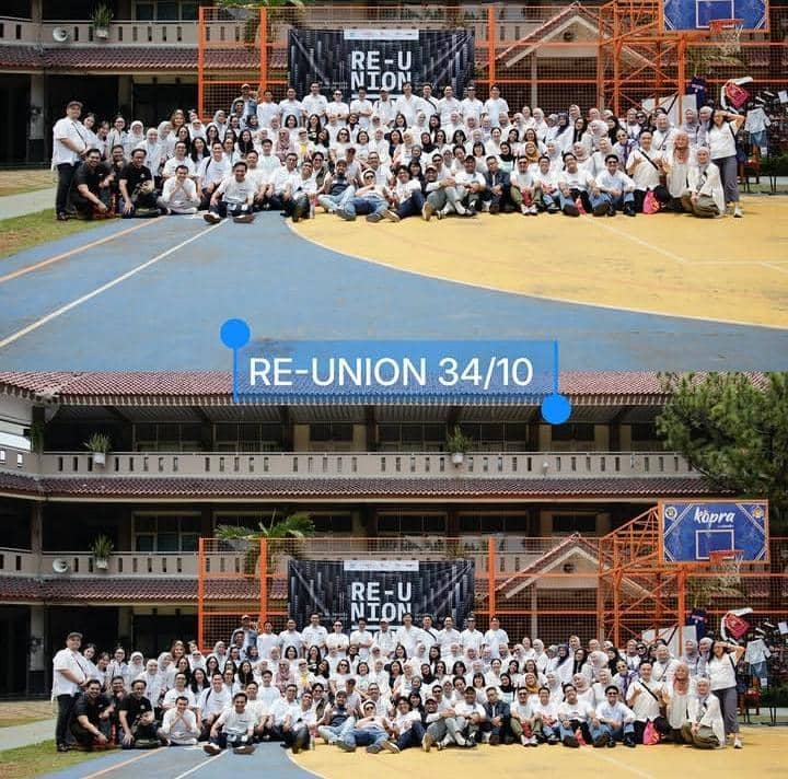 Enzy Storia berpose bersama sejumlah alumni saat menghadiri reuni SMAN 34 Jakarta dalam unggahan Instagram.