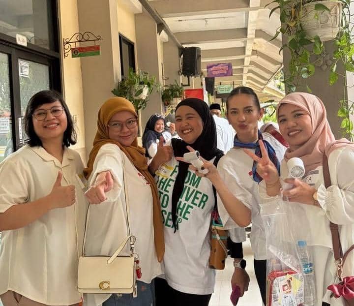 Enzy Storia menghadiri acara reuni SMAN 34 Jakarta bersama para alumni sekolahnya dalam suasana penuh kebersamaan.