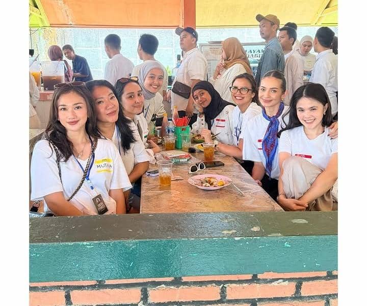 Enzy Storia berpose bersama teman-teman alumninya dalam suasana hangat acara reuni SMAN 34 Jakarta.