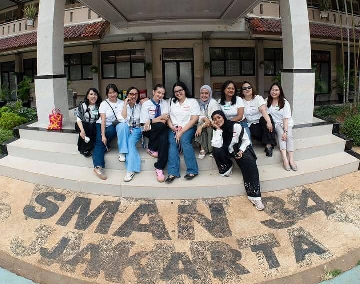 Enzy Storia menghadiri reuni SMAN 34 Jakarta, sebagaimana dibagikan melalui akun Instagram pribadinya.
