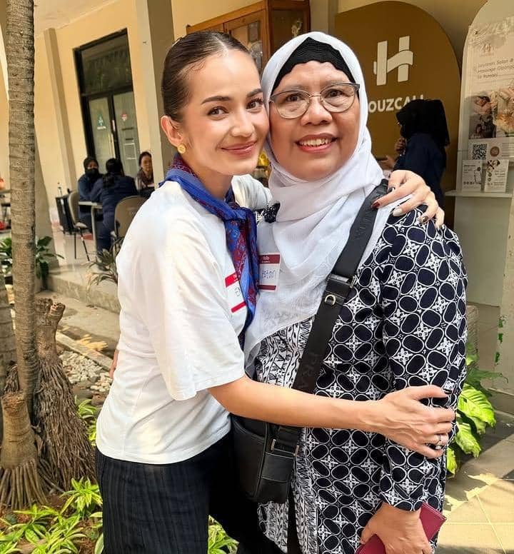 Enzy Storia menghadiri reuni SMAN 34 Jakarta, sebagaimana dibagikan melalui akun Instagram pribadinya.