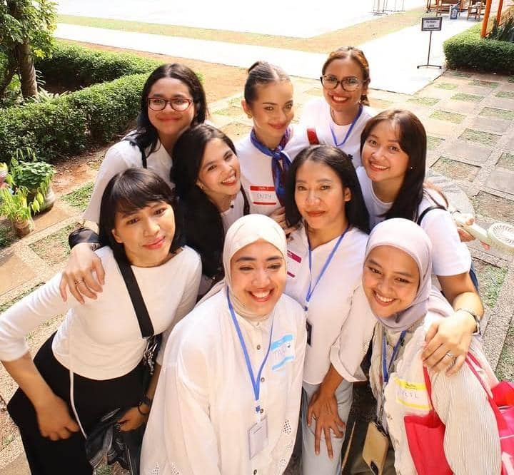 Enzy Storia menghadiri reuni SMAN 34 Jakarta bersama para alumni dalam unggahan akun Instagram pribadinya.