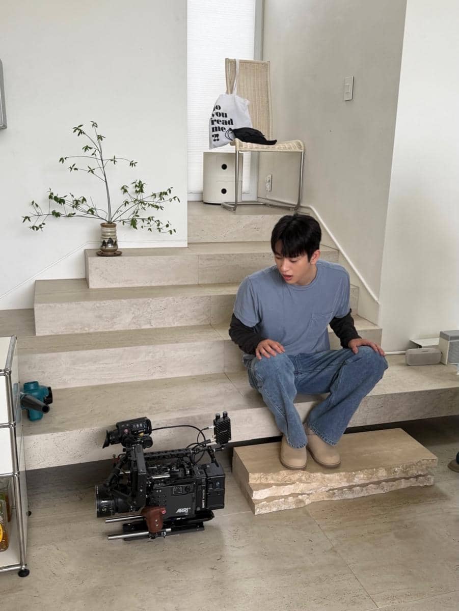 ide padu padan atasan lengan pendek ala Jinyoung