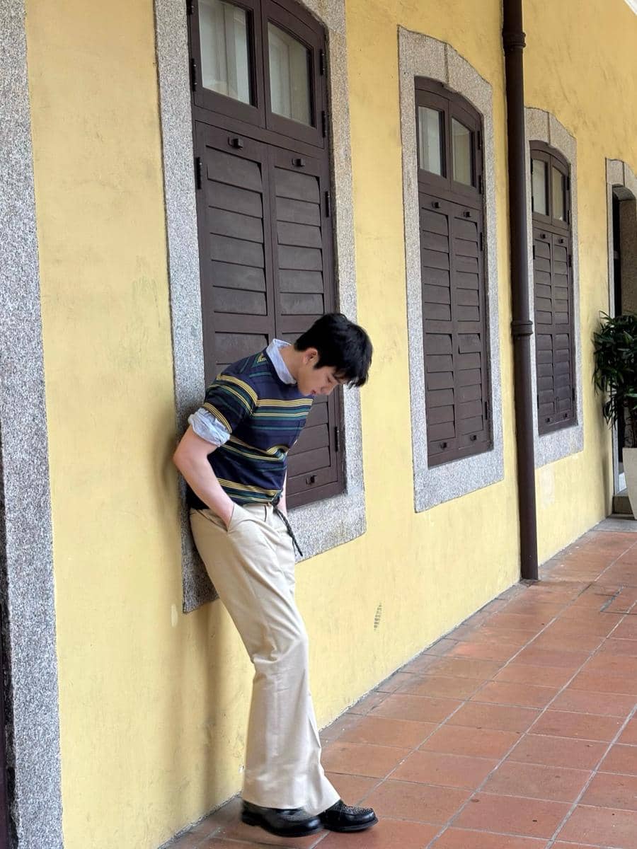 Jinyoung memadukan atasan lengan pendek bergaya kasual sebagai inspirasi padu padan busana sehari-hari.