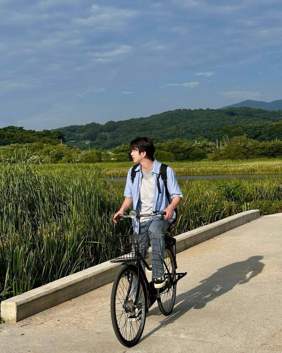 Jinyoung mengenakan atasan lengan pendek dengan gaya kasual sebagai inspirasi padu padan busana pria sehari-hari.