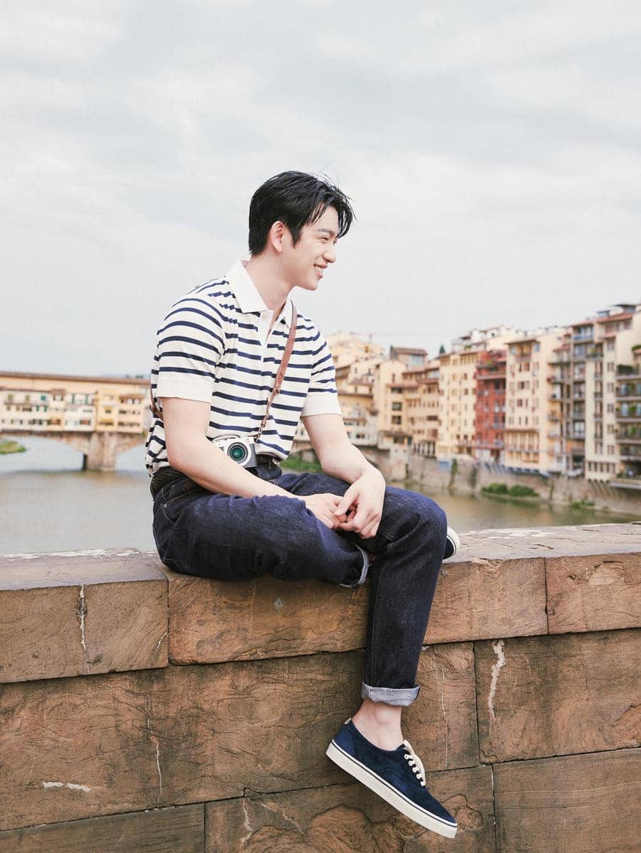 Jinyoung tampil dengan padu padan atasan lengan pendek sebagai inspirasi gaya kasual pria yang rapi dan modern.