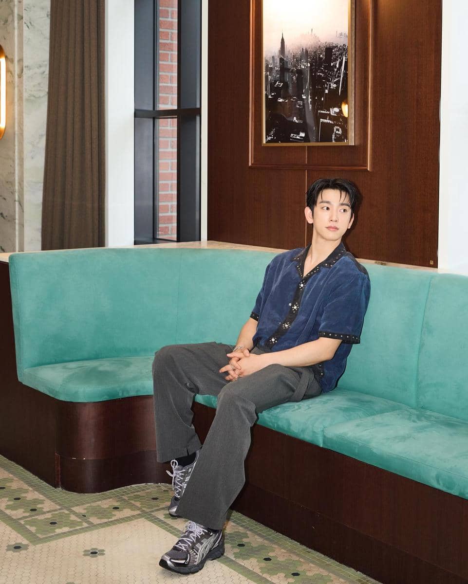 Jinyoung mengenakan atasan lengan pendek sebagai inspirasi padu padan busana kasual pria bergaya modern.