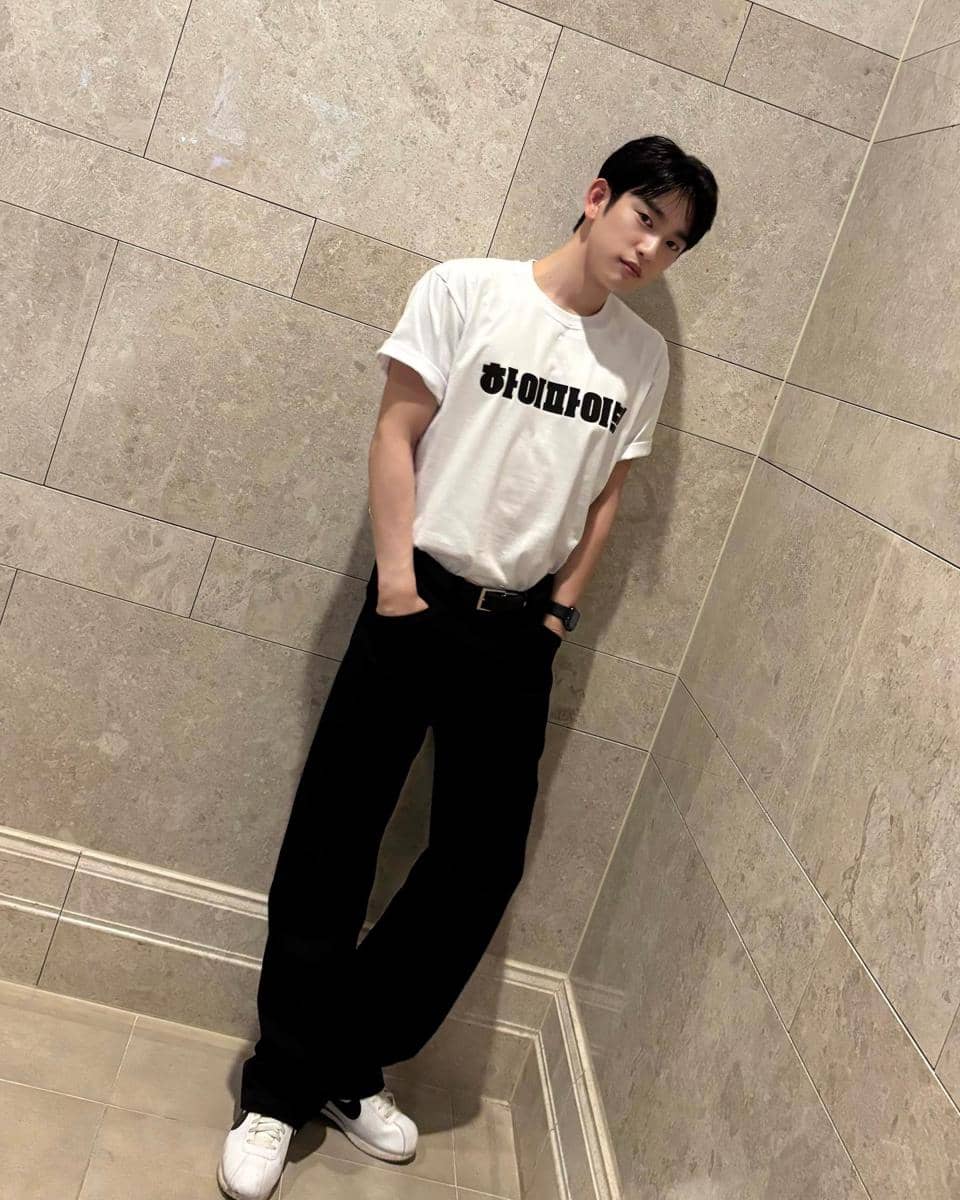 Jinyoung tampil mengenakan atasan lengan pendek dengan padu padan gaya kasual rapi dan modern untuk inspirasi.
