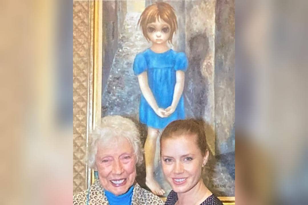 Margaret Keane dan Amy Adams berpose di depan salah satu karya Margaret Big Eyes