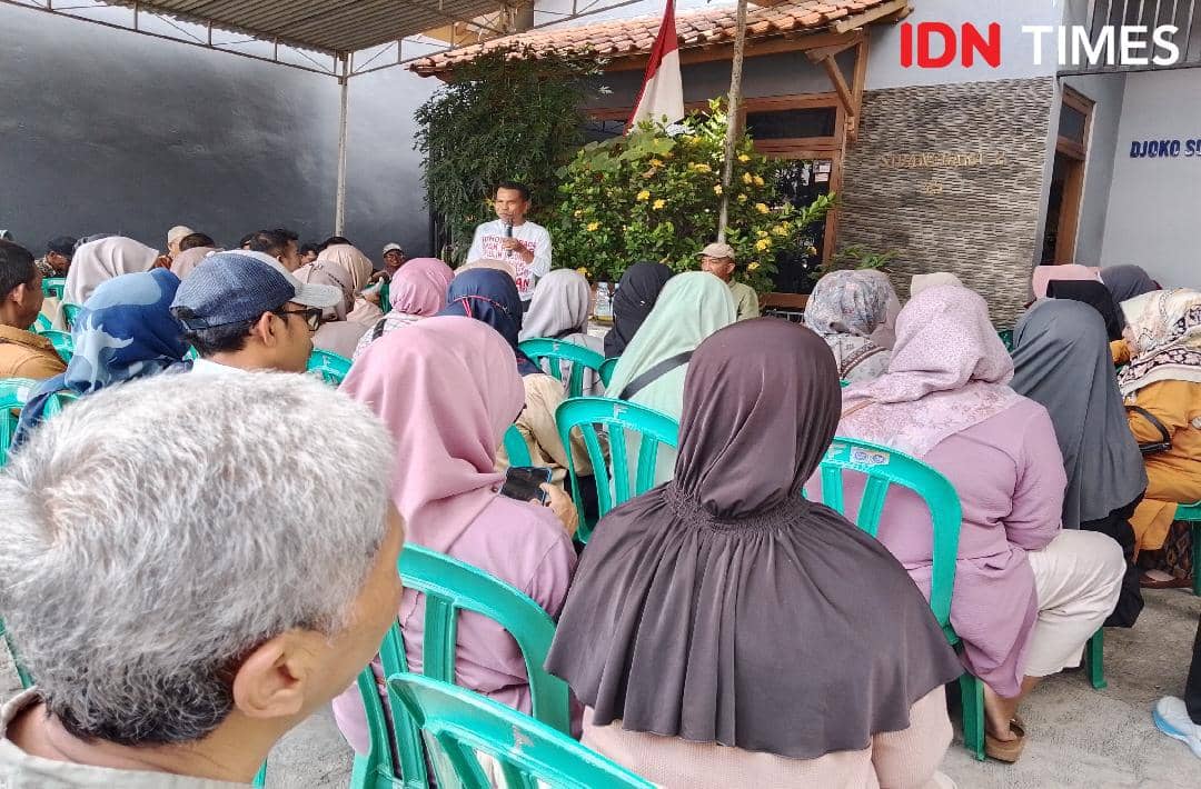 Lebih dari 100 pensiunan duduk di ruangan saat mendengarkan penjelasan kuasa hukum terkait pertemuan dengan penyidik OJK Pusat.
