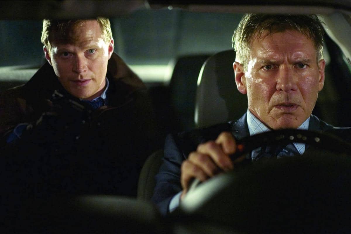 Paul Bettany dan Harrison Ford dalam film Firewall