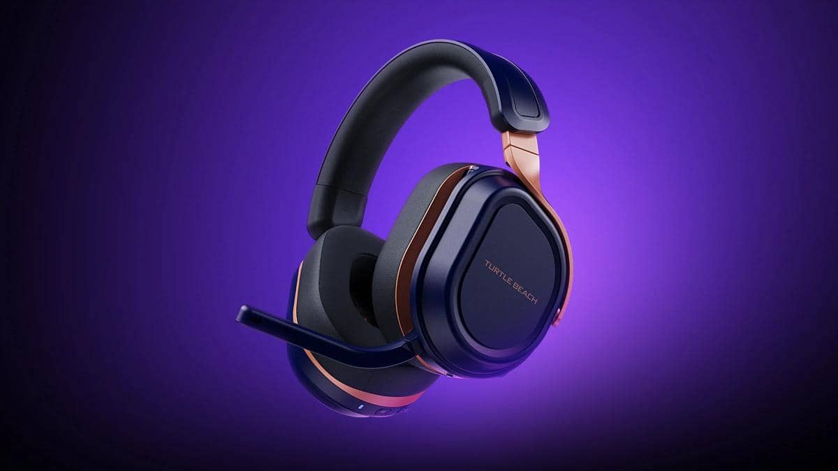 Headset gaming Turtle Beach Stealth 700 berwarna biru dengan mikrofon boom, ditampilkan pada latar putih.