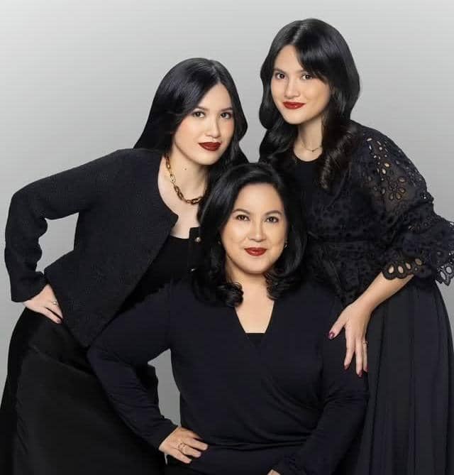 Marsha Aruan berpose bersama ibundanya dalam potret kenangan yang dibagikan melalui akun Instagram pribadinya.