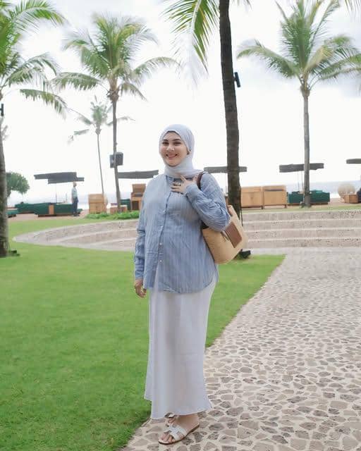 Kesha Ratuliu berpose dengan gaya OOTD santai untuk suasana pantai dalam unggahan Instagram pribadinya.