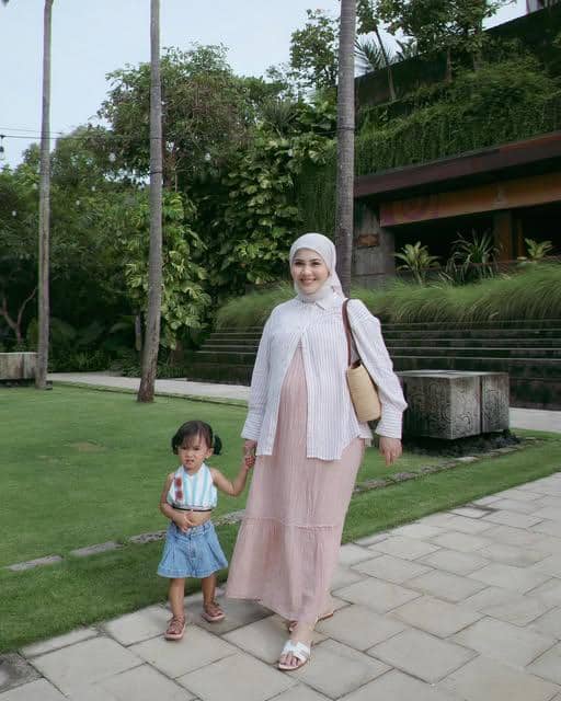 Kesha Ratuliu mengenakan OOTD untuk ke pantai bernuansa kasual dalam unggahan Instagram @kesharatuliu05.