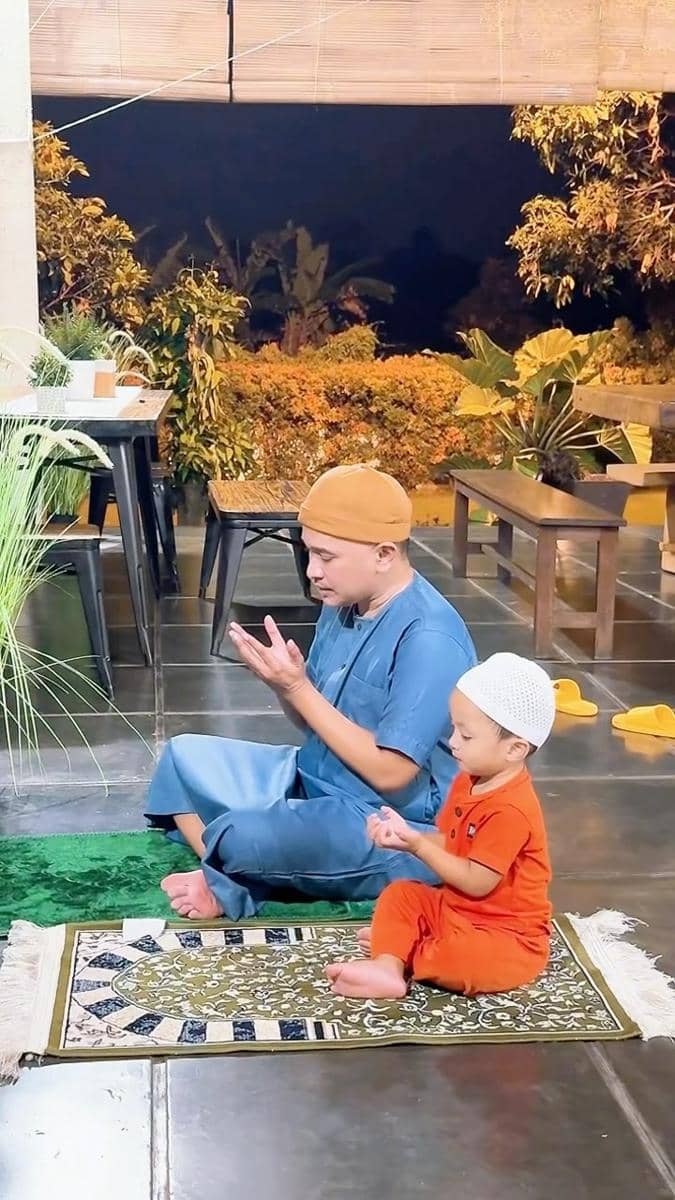 Ruben Onsu bersama Thayaka berpose dalam potret yang diunggah melalui akun Instagram milik @ruben_onsu.