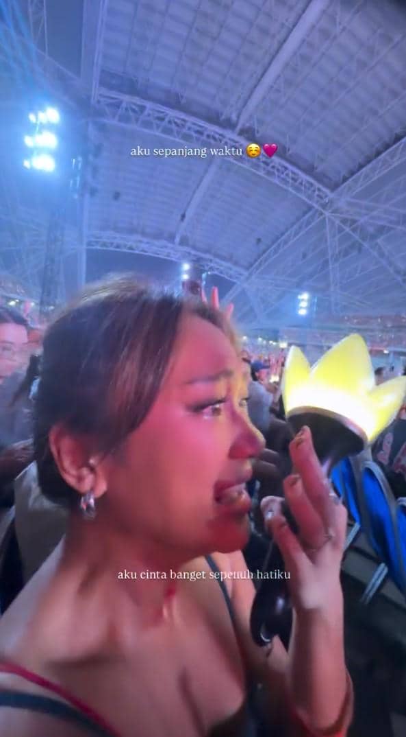 Marion Jola menikmati konser BIGBANG di Singapura, seperti dibagikan melalui akun Instagram pribadinya.
