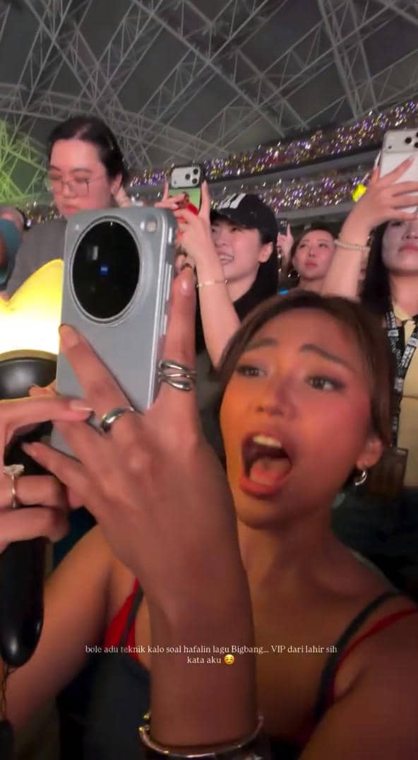 Marion Jola berada di konser BIGBANG di Singapura dan membagikan momen kehadirannya melalui unggahan Instagram.