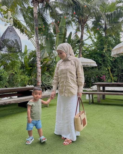 Kesha Ratuliu tampil dengan busana kasual bernuansa pantai sebagai inspirasi OOTD saat menikmati suasana tepi laut.