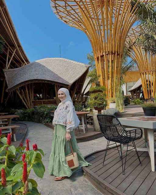 Kesha Ratuliu mengenakan busana OOTD pantai dalam unggahan Instagram, tampil santai di suasana tepi laut.