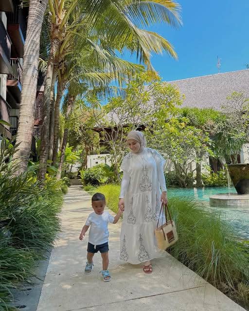 Kesha Ratuliu tampil dengan OOTD untuk ke pantai dalam potret yang diunggah di akun Instagram pribadinya.