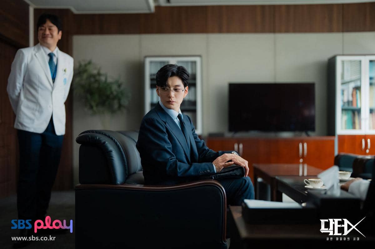 Potongan adegan dari drama Korea Doctor X: Mafia in White produksi SBS yang menampilkan momen dalam serial.