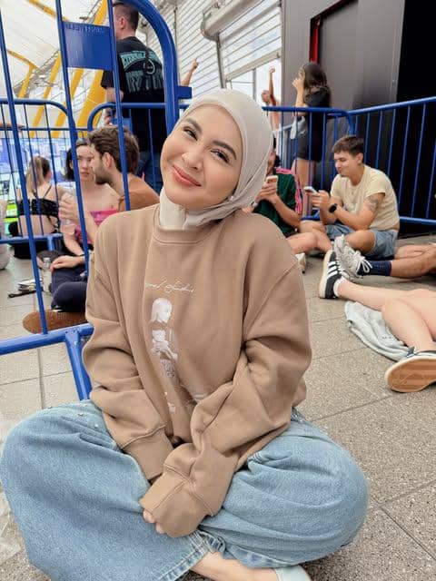 Kesha Ratuliu tampil dengan OOTD kasual untuk bepergian, dibagikan melalui unggahan Instagram pribadinya.