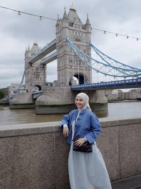 Kesha Ratuliu bergaya kasual untuk traveling dalam potret OOTD yang diunggah di akun Instagramnya.