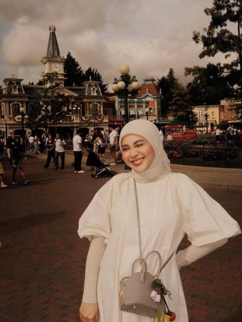Kesha Ratuliu mengenakan busana kasual bernuansa nyaman untuk OOTD traveling dalam unggahan Instagram.