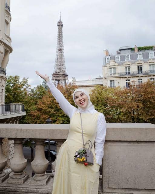 Kesha Ratuliu mengenakan outfit untuk bepergian dalam unggahan OOTD traveling di akun Instagramnya.