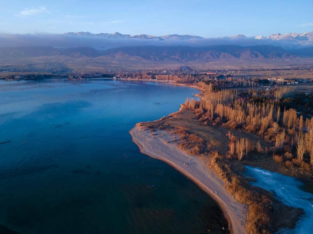 ilustrasi pemandangan di Danau Issyk-Kul
