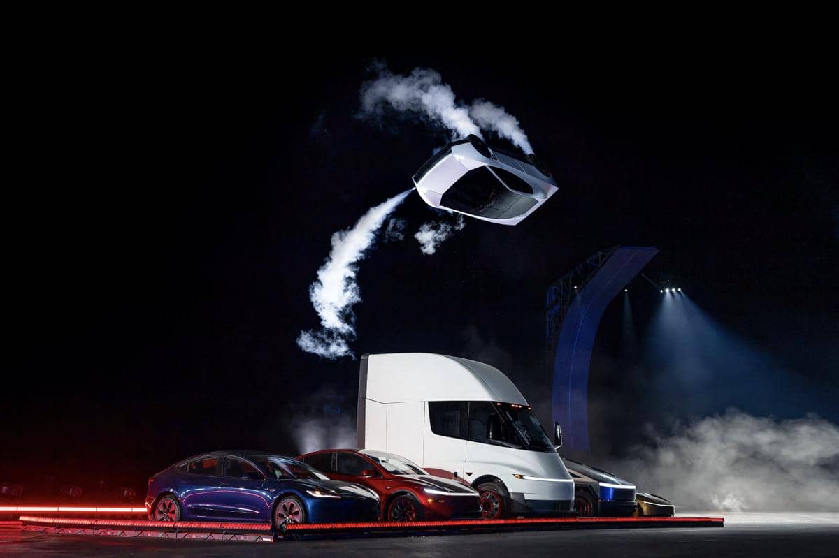 Tesla Roadster terbaru dengan desain mobil sport listrik berprofil rendah serta bodi yang aerodinamis.