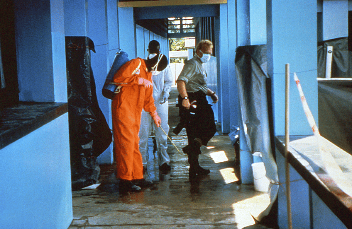 penyemprotan disinfektan saat wabah Ebola