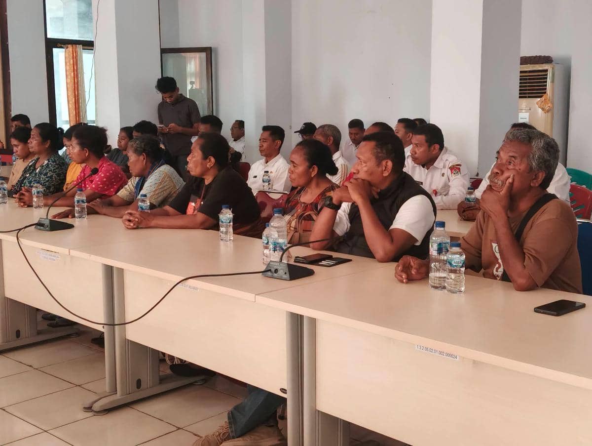 Bupati Lembata Kanis Tuaq menerima audiensi dengan sejumlah warga Atadei dalam pertemuan resmi di Lembata.