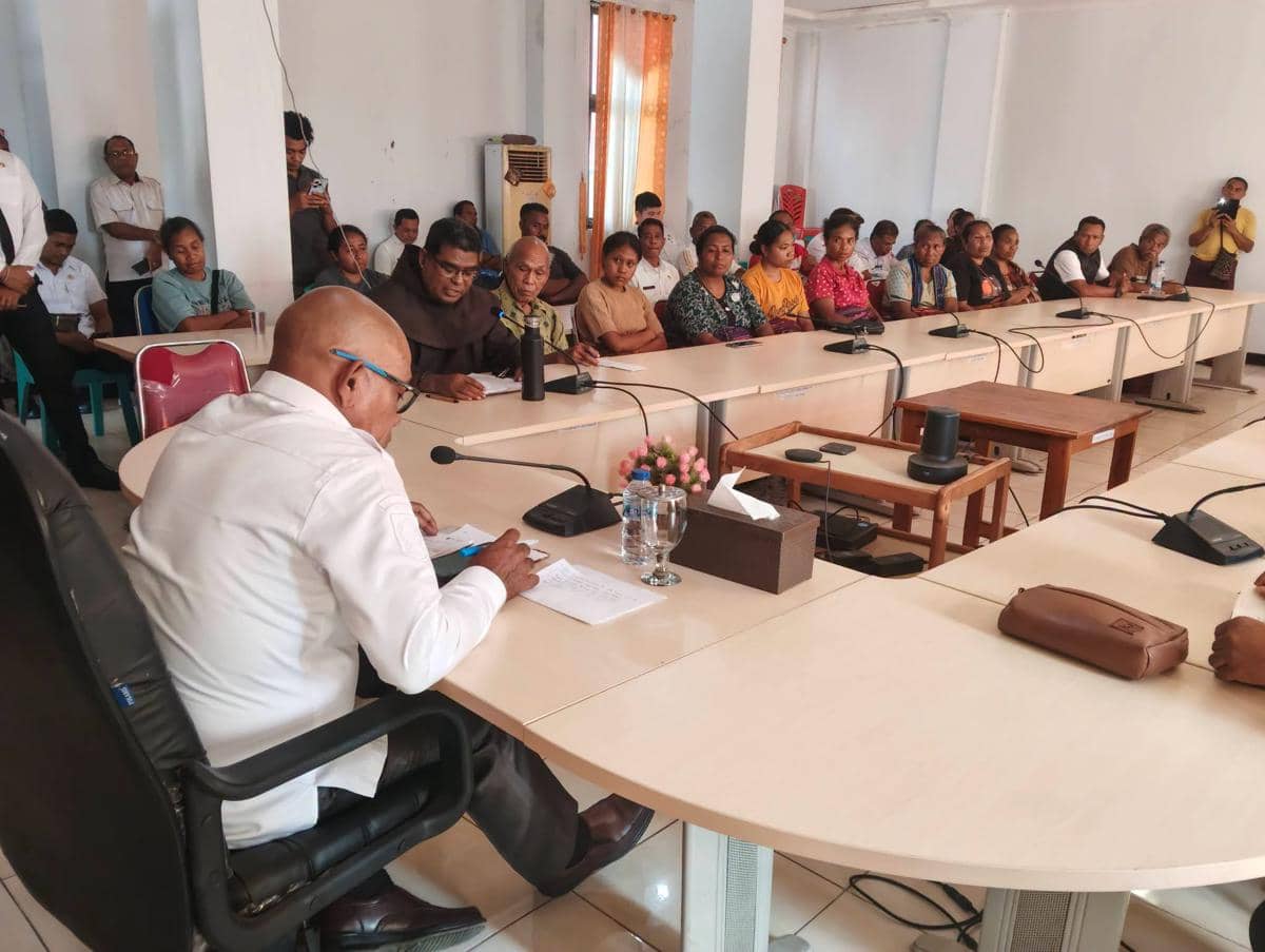 Bupati Lembata Kanis Tuaq menerima audiensi dari warga Atadei dalam sebuah pertemuan bersama sejumlah peserta.