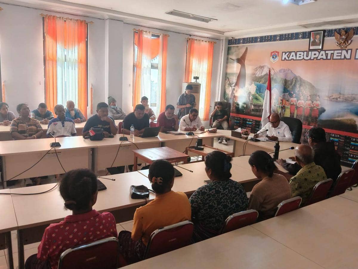 Bupati Lembata Kanis Tuaq menerima audiensi warga Atadei dalam pertemuan resmi bersama pemerintah daerah.