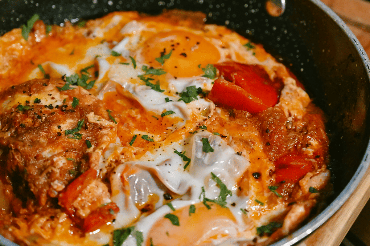 Ilustrasi proses membuat chicken paprikash, hidangan ayam berbumbu paprika dalam saus kental yang gurih.