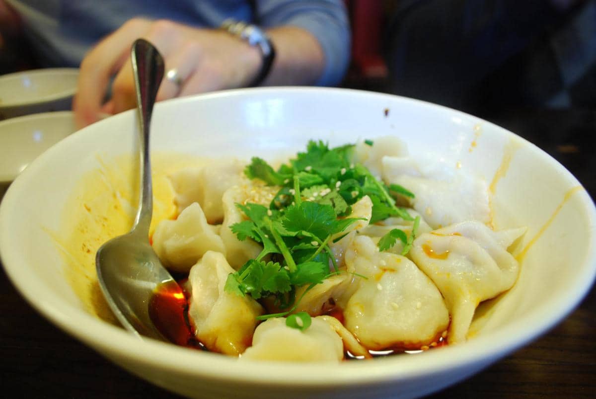 ilustrasi wonton daging sapi chili oil