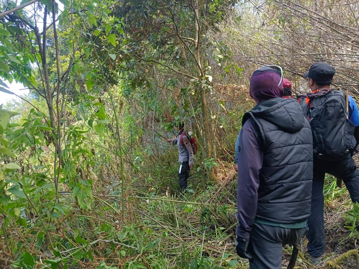 Karhutla Gunung Lawu Sulit Dijangkau, Polda Jateng Pakai Water Booming