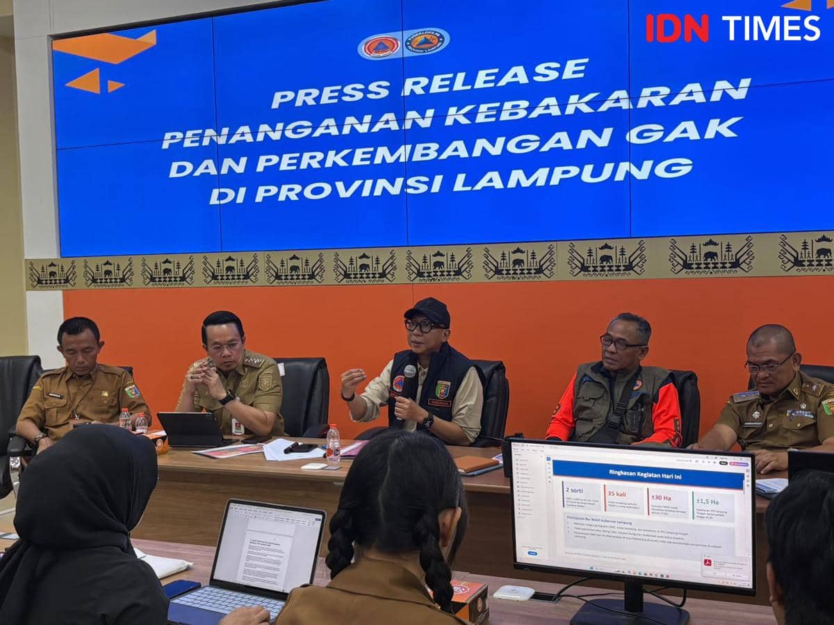 Konferensi pers penanganan kebakaran dan perkembangan Gunung Anak Krakatau di Provinsi Lampung, Senin (19/10/2026). 