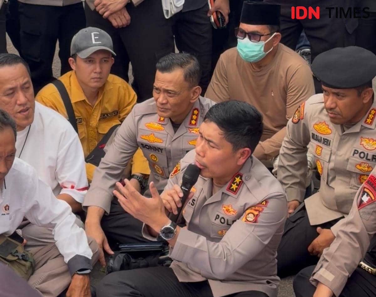 Kapolda Sumsel Irjen Pol Rony Samtana mengenakan seragam dinas kepolisian dalam potret resmi berlatar ruangan.