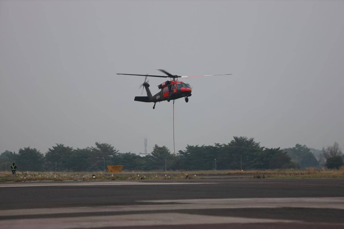 Helikopter digunakan water boombing di kawasan Taman Nasional Way Kambas (TNWK), Lampung Timur