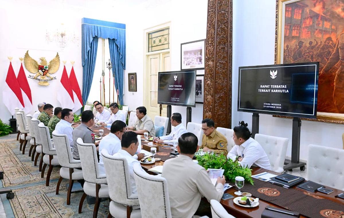 Presiden Prabowo Subianto pimpin rapat terbatas (ratas) penanganan karhutla (dok. Sekretariat Presiden)