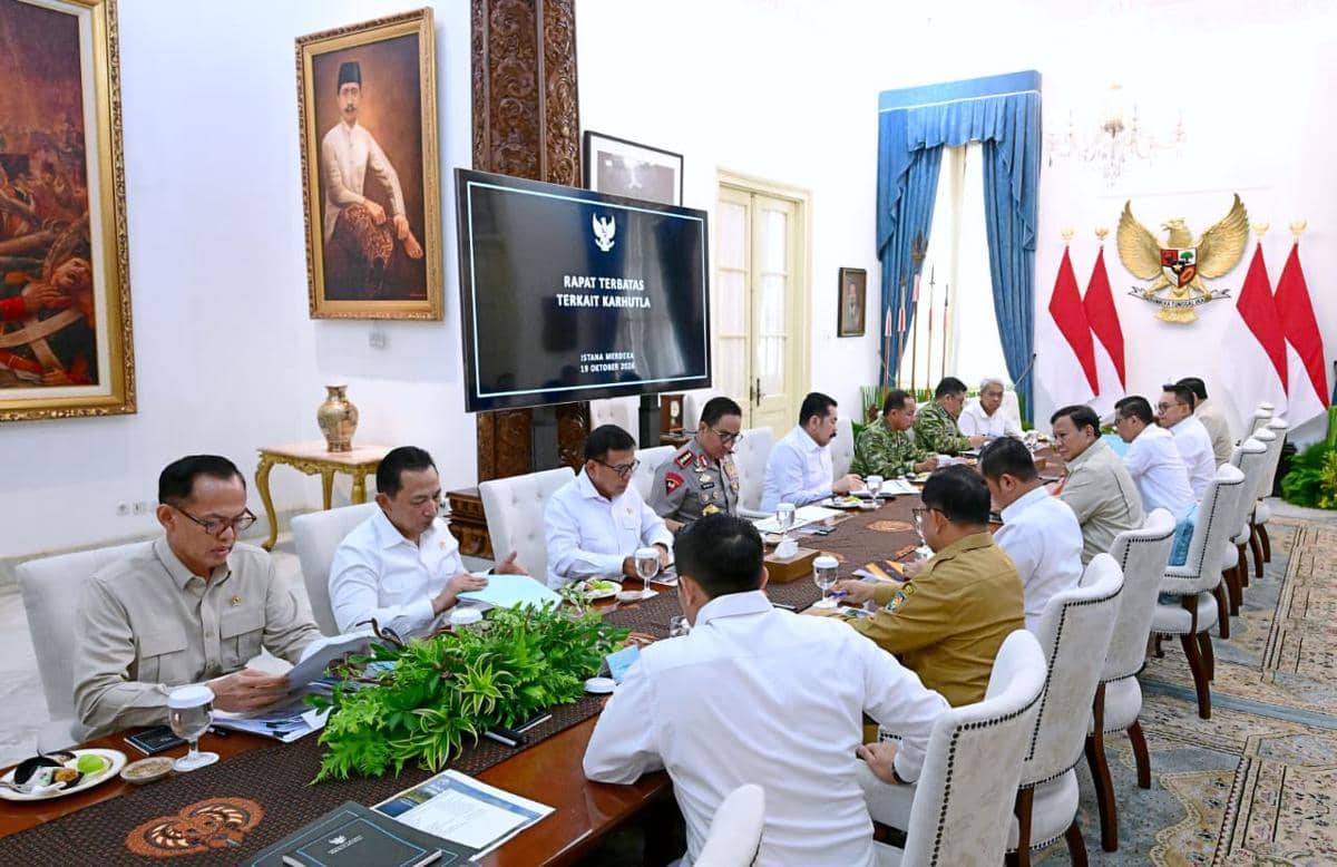 Presiden Prabowo Subianto pimpin rapat terbatas (ratas) penanganan karhutla (dok. Sekretariat Presiden)