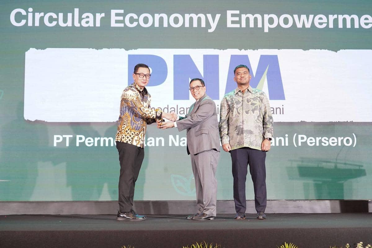 Berdayakan Nasabah Mekaar Lewat Bank Sampah, PNM Raih ESG NOW Awards