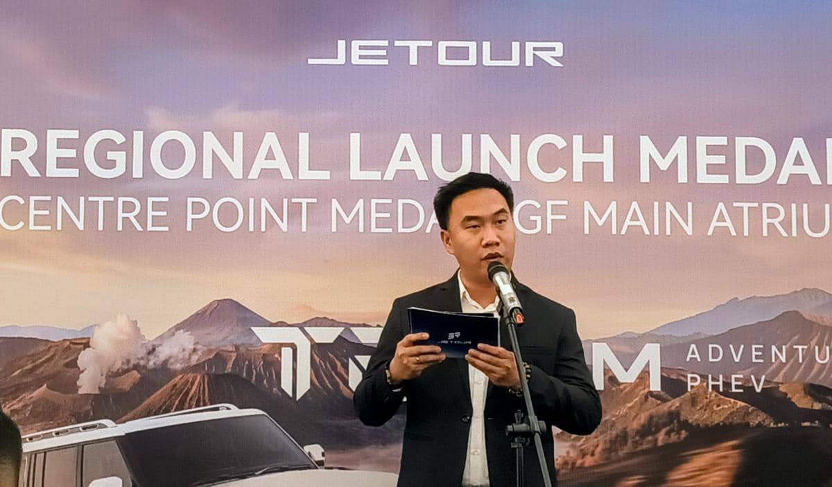 Mobil Jetour T2 dipamerkan saat peluncuran resmi yang berlangsung di Medan pada Senin, 19 Oktober 2026.
