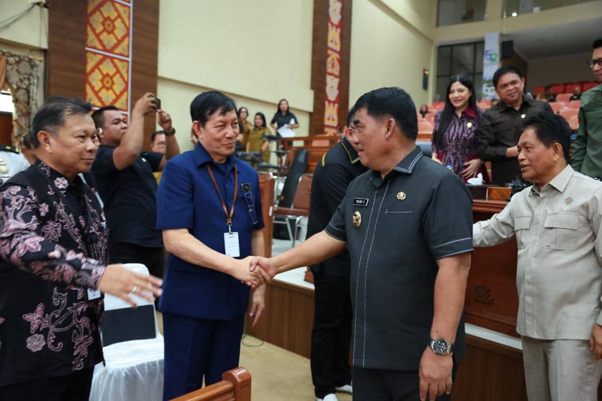Gubernur Sulut Yulius Selvanus duduk di rapat paripurna DPRD Sulut membahas Ranperda Pemberdayaan Perempuan dan Perlindungan Anak.